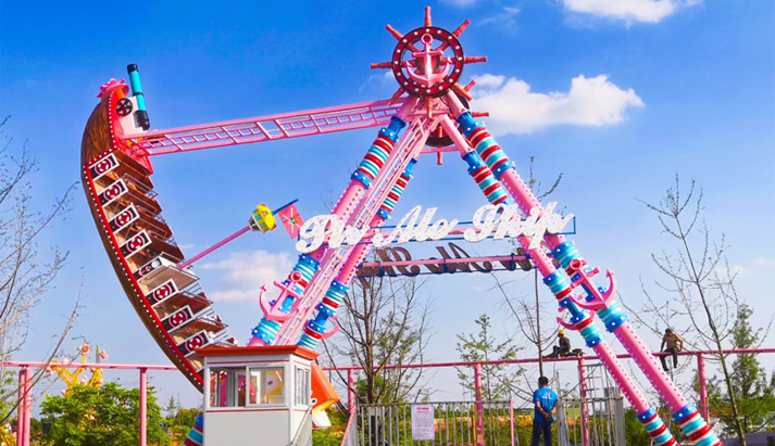 Park pirate ship ride 